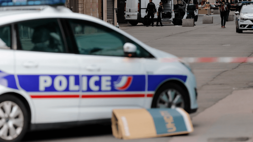 Detienen en Francia a tres jóvenes vinculados al Estado Islámico que planeaban un atentado masivo para «ahogar en sangre a los infieles»