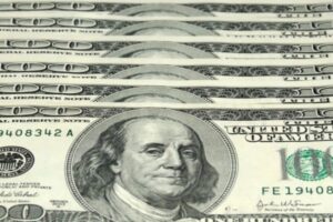 Dólar oficial ha aumentado 7,04% esta semana hasta Bs.77,27 mientras el paralelo sube y baja