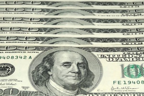 Dólar oficial ha aumentado 7,04% esta semana hasta Bs.77,27 mientras el paralelo sube y baja