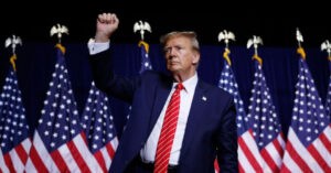 Donald Trump salva economía eliminando aranceles impuestos por Donald Trump