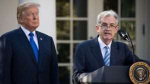 Donald Trump volvió a criticar al jefe de la Reserva Federal y pidió por su salida