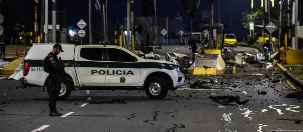 Dos muertos y 24 heridos dejó atentado con bomba en Colombia - AlbertoNews