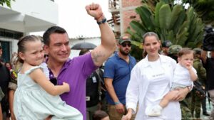 Ecuatorianos eligen presidente agobiados por violencia narco – DW – 13/04/2025