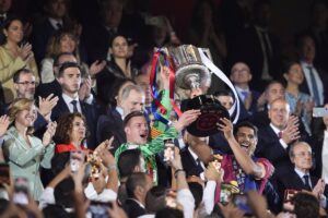 El Barça levanta la Copa y hunde al Real Madrid
