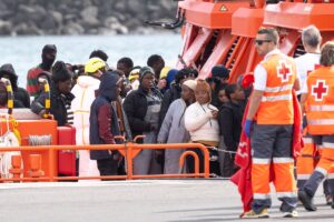 El Gobierno retiró el recurso contra la acogida de 1.000 menores migrantes tras la "productiva" reunión con Canarias