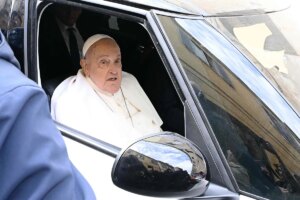 El Papa Francisco, aún convaleciente, visita la cárcel de Roma para cumplir con su cita anual de Semana Santa: "Lo estoy viviendo como puedo"