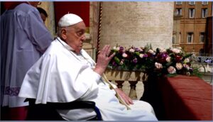El Papa imparte la bendición 'Urbi et Orbi' y desea "buena Pascua" desde el balcón de la basílica de San Pedro