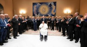 El Papa recibe al personal que lo trató en el hospital Gemelli