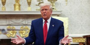 El Supremo da oxígeno a Trump y congela la reincorporación de miles de funcionarios despedidos