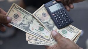 El bolívar cae en abril un 20 % frente al dólar en mercado oficial de divisas