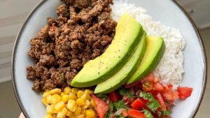 El bowl de carne que se está convirtiendo en la cena favorita de aquellos que quieren cocinar fácil y saludable