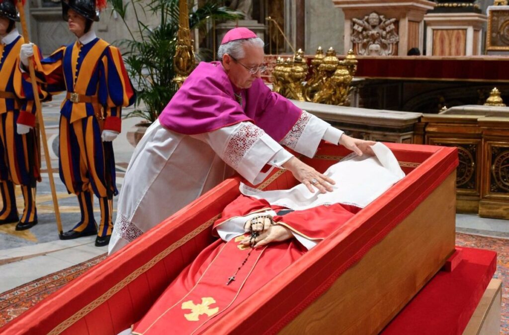El camarlengo Farrell preside el rito del cierre del féretro del Papa Francisco en San Pedro