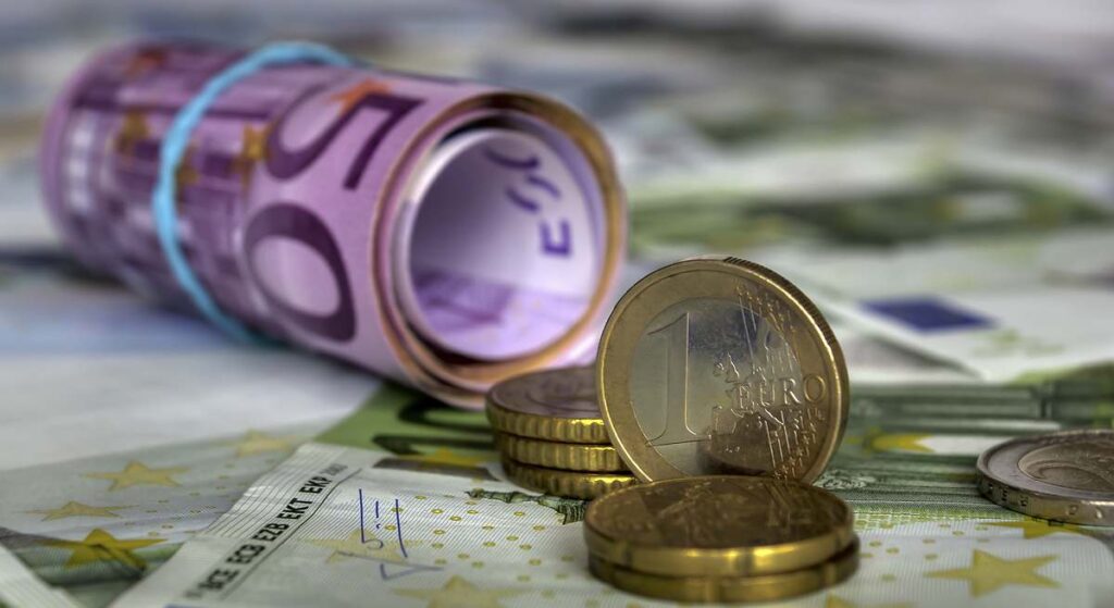 El euro se alza contra el dólar sobre los 1,15 por la amenaza de Trump de cesar a Powell en la Fed