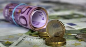 El euro se alza contra el dólar sobre los 1,15 por la amenaza de Trump de cesar a Powell en la Fed