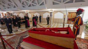 El féretro del papa Francisco será trasladado mañana a la basílica de San Pedro