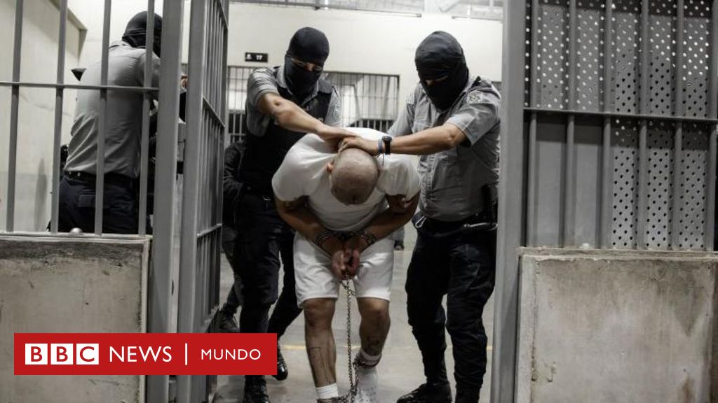 El gobierno de EE.UU. admite un "error" al deportar a un salvadoreño a la megaprisión de Bukele