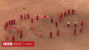 El grupo de migrantes que formó un SOS gigante para pedir ayuda desde un centro de detención en Texas