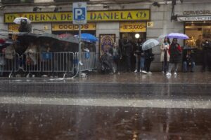 El mal tiempo ha obligado a suspender finalmente la procesión de la Soledad en Madrid