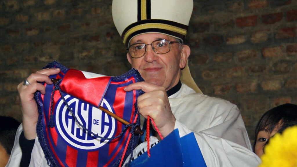 El mundo del deporte también llora por Francisco, el papa más futbolero de todos
