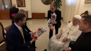 El número dos de Trump busca el deshielo con el Papa Francisco tras la crisis abierta por las deportaciones