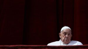 El papa Francisco participó de la misa de Pascuas en el Vaticano y denunció el rearme global