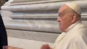 El papa Francisco reapareció en silla de ruedas en la Basílica de San Pedro