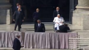 El papa reaparece ante los fieles en la plaza de San Pedro durante su convalecencia