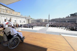 El papa reapareció por sorpresa ante los fieles este domingo