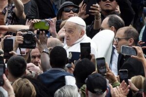 El papa saludó desde el papamóvil a los fieles congregados en la plaza de San Pedro