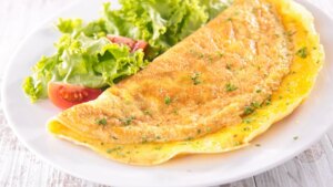 El truco de los chefs para preparar tortillas francesas jugosas por dentro y esponjosas por fuera