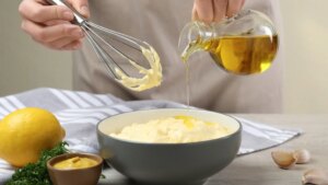 El truco de una chef para arreglar la mayonesa casera si se te ha cortado al hacerla