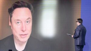 Elon Musk llama "imbécil" y "tonto de remate" a Peter Navarro, asesor de Trump