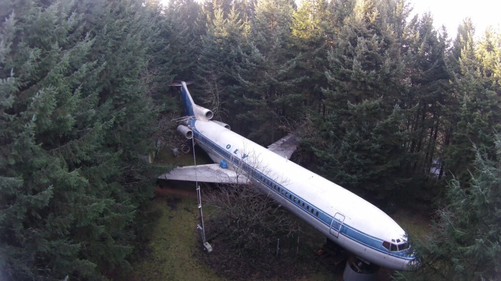 En este bosque hay 'aparcado' un Boeing 727 (y se puede ver en Google Maps)