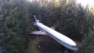 En este bosque hay 'aparcado' un Boeing 727 (y se puede ver en Google Maps)