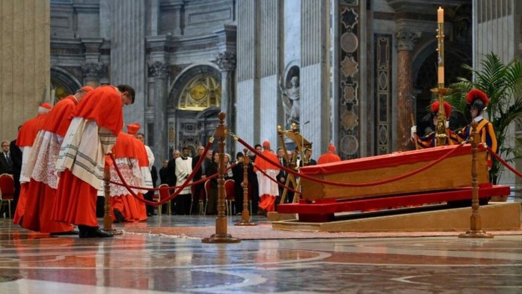 En la primera jornada del velatorio, 20.000 fieles de todo el mundo despidieron al papa Francisco