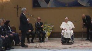 En una emotiva ceremonia, el Papa recibió al personal del hospital donde estuvo internado