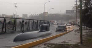 Enchufado aprovecha las lluvias para salir a pasear en su submarino