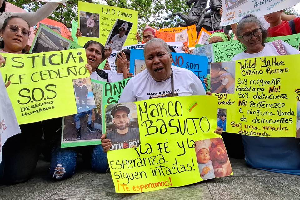 Familiares de deportados a El Salvador preguntan a Maduro
