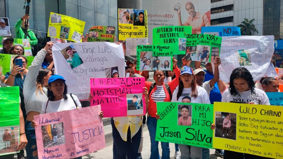 Familiares de venezolanos deportados a El Salvador exigen libertad ante la ONU