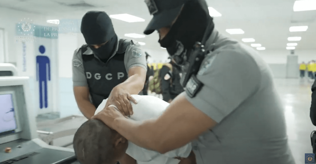 Familias de los venezolanos enviados a El Salvador esperan una fe de vida