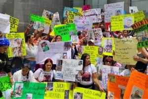 Familias de migrantes detenidos en El Salvador piden ayuda a la ONU: No son una mercancía