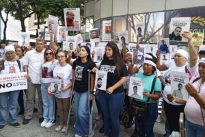 Familias exigen libertad de presos políticos ante embajadas