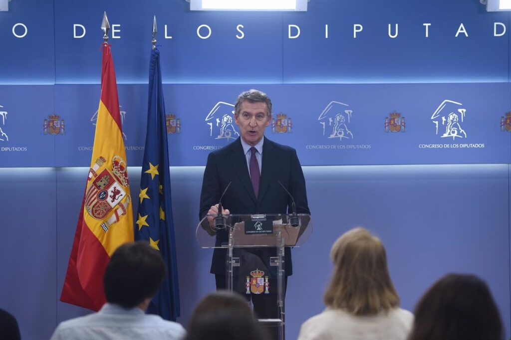 Feijóo se dirige por carta a sectores afectados por los aranceles para actuar "unidos" con una respuesta "firme de país"