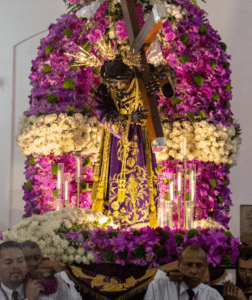 Feligreses veneran la imagen del Nazareno de San Pablo este Miércoles Santo