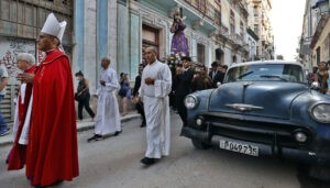Fieles cubanos recorren calles de La Habana con el viacrucis del Viernes Santo - AlbertoNews