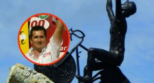 Fotos de monumento de Lucho Herrera en Fusagasugá con arma y pintura roja