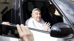 Francisco mantiene tradición y visita una cárcel romana