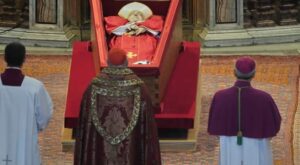 Francisco será sepultado con sus zapatos usados