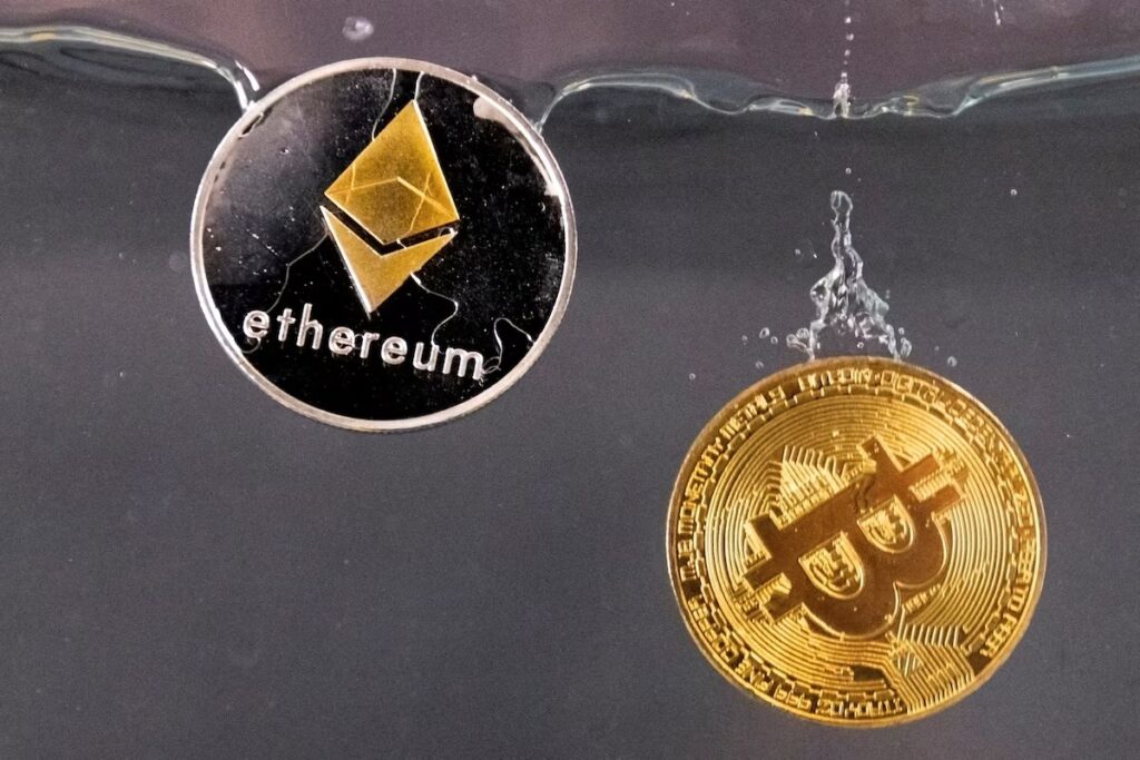 Fuerte caída de Bitcoin y Ether, las dos criptomonedas más importantes: ¿anticipo de un lunes negro? - AlbertoNews
