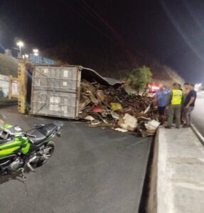 Gandola llena de chatarra volcó en Ciudad Caribia